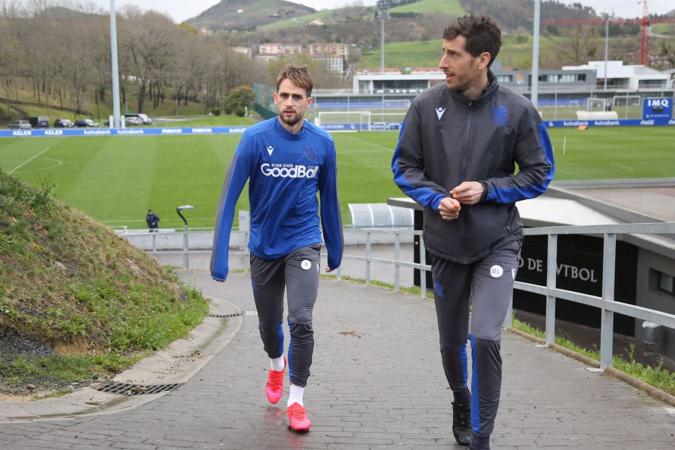 Las mejores imágenes de la plantilla txuri-urdin preparandose para el partido más importante de la temporada.