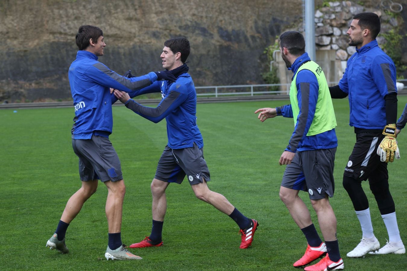 Las mejores imágenes de la plantilla txuri-urdin preparandose para el partido más importante de la temporada.