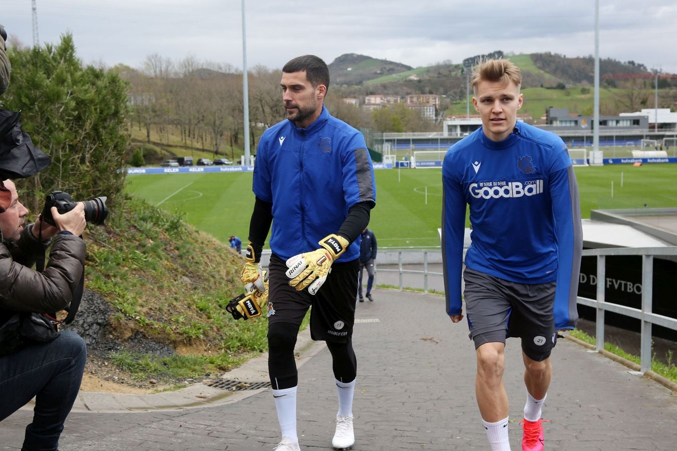 Las mejores imágenes de la plantilla txuri-urdin preparandose para el partido más importante de la temporada.