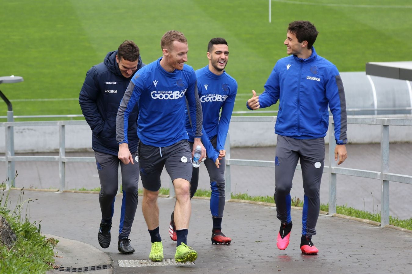 Las mejores imágenes de la plantilla txuri-urdin preparandose para el partido más importante de la temporada.