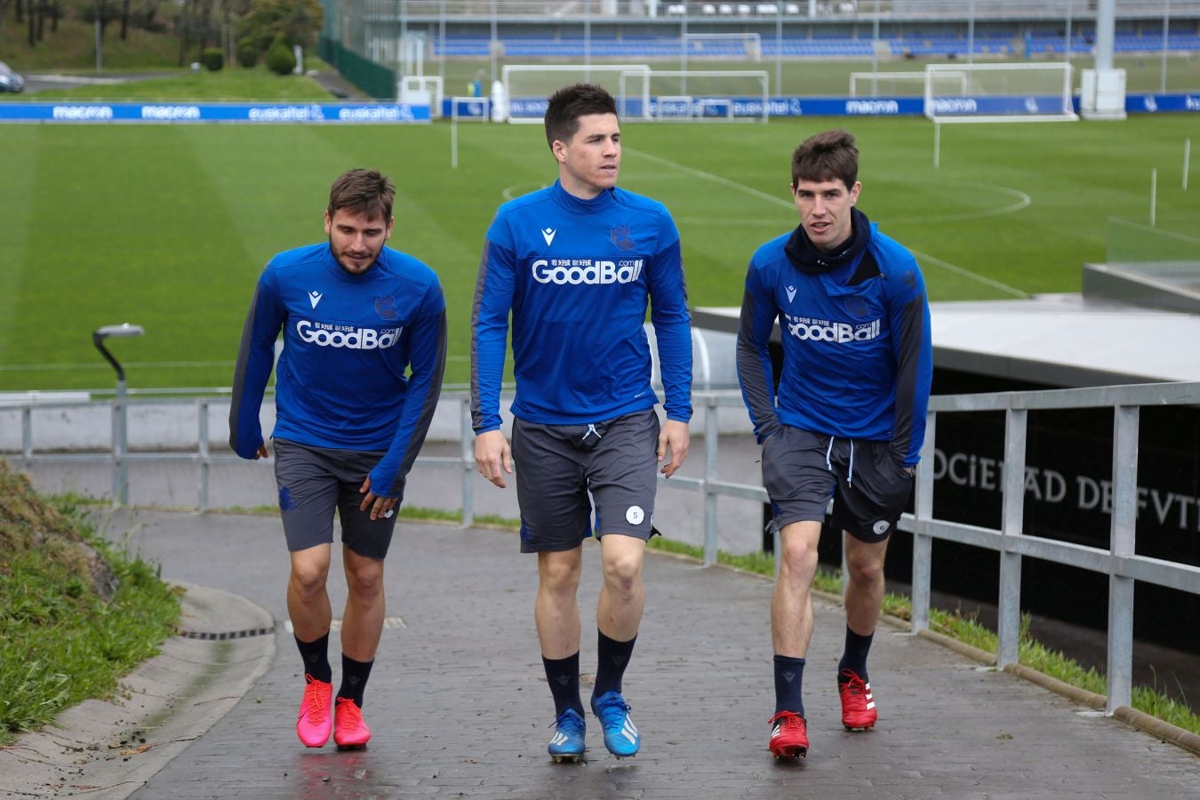 Las mejores imágenes de la plantilla txuri-urdin preparandose para el partido más importante de la temporada.