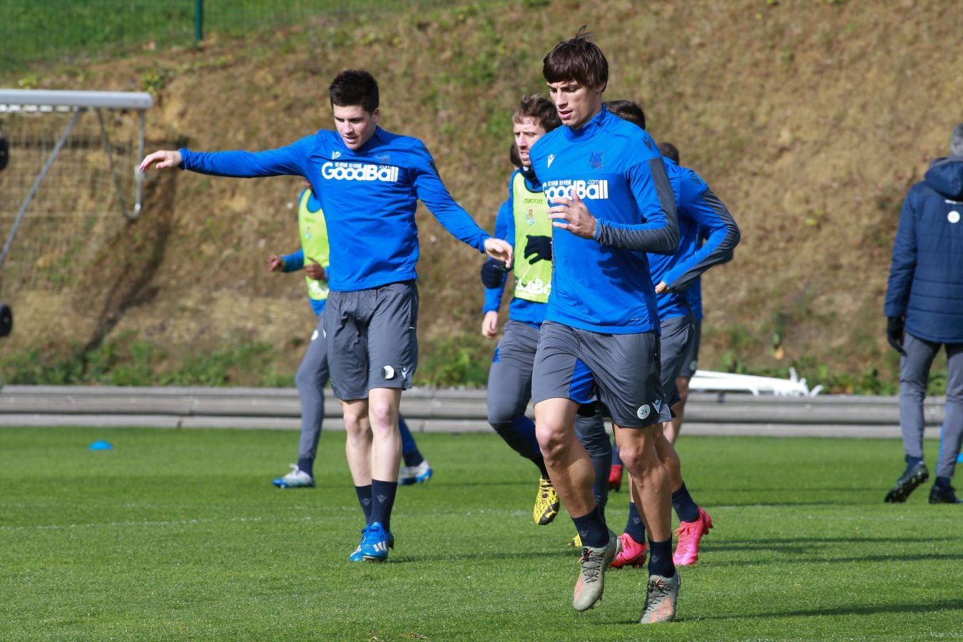 Las mejores imágenes de la plantilla txuri-urdin preparandose para el partido más importante de la temporada.