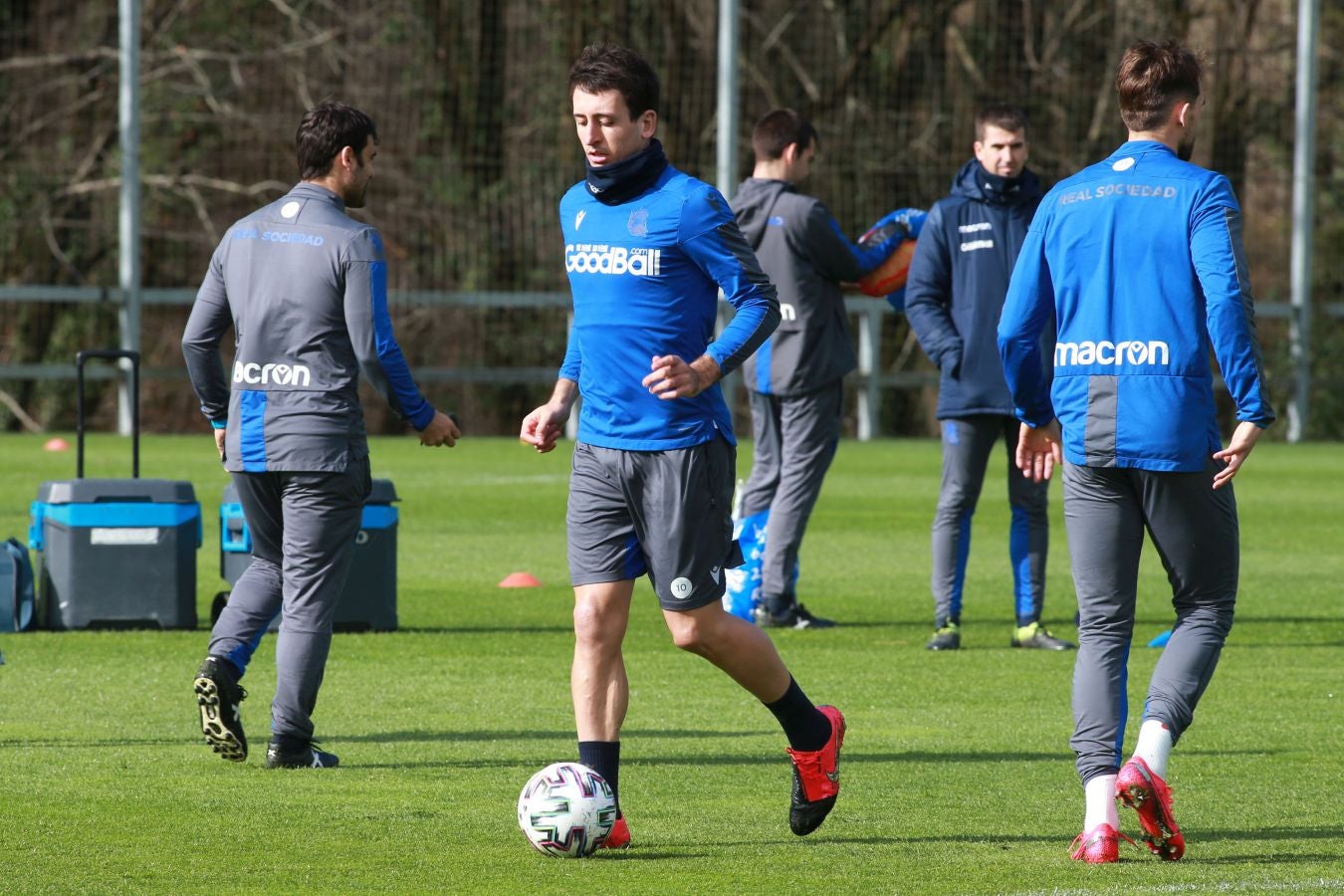 Las mejores imágenes de la plantilla txuri-urdin preparandose para el partido más importante de la temporada.