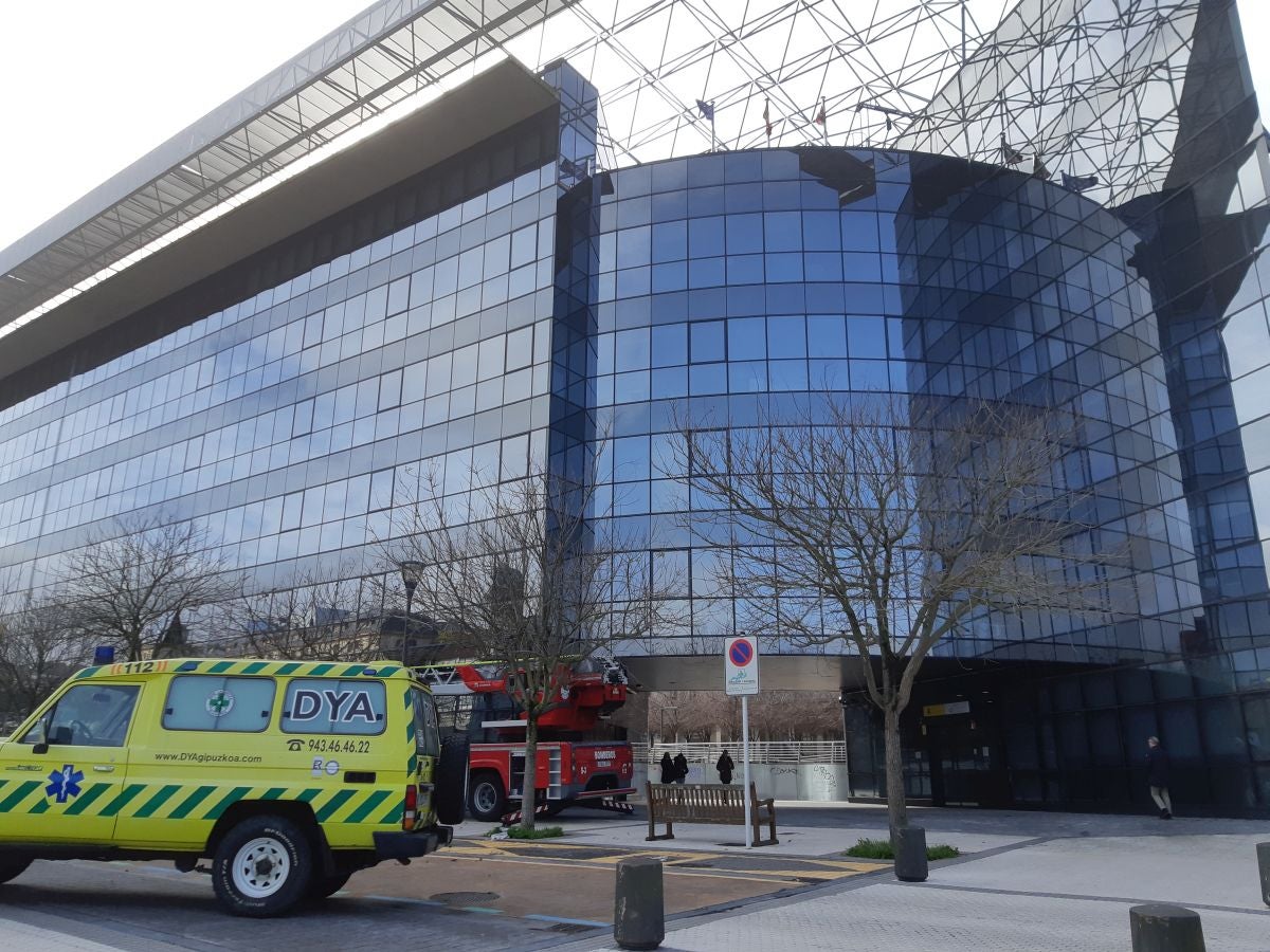 El temporal continúa azotando la costa, con fuerte oleaje y rachas de viento muy potentes que han alcanzado los 128 kilómetros por hora en zonas costeras, lo que han provocado afecciones.