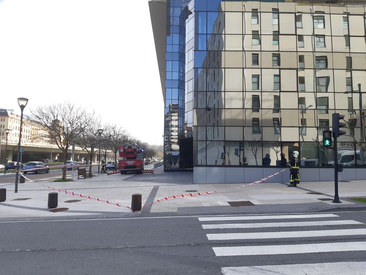 El temporal continúa azotando la costa, con fuerte oleaje y rachas de viento muy potentes que han alcanzado los 128 kilómetros por hora en zonas costeras, lo que han provocado afecciones.
