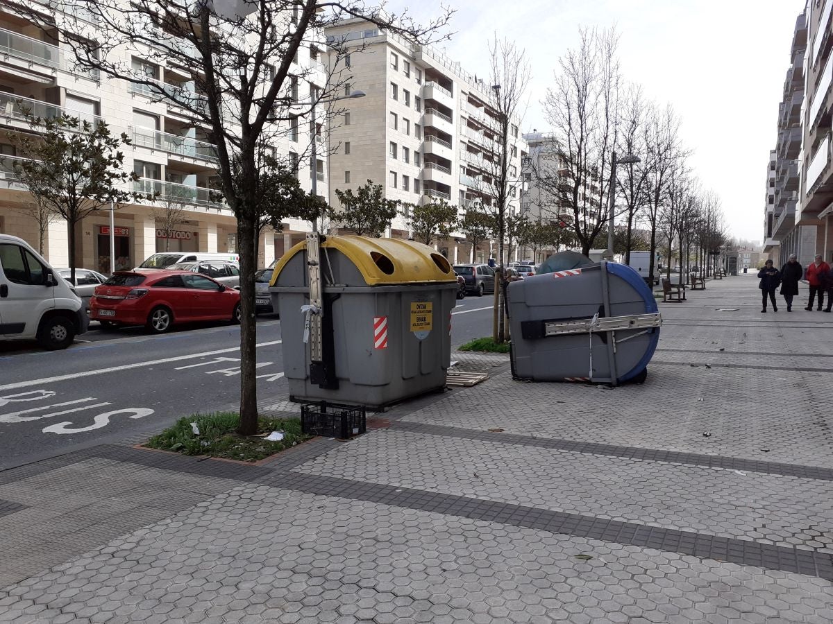 El temporal continúa azotando la costa, con fuerte oleaje y rachas de viento muy potentes que han alcanzado los 128 kilómetros por hora en zonas costeras, lo que han provocado afecciones.