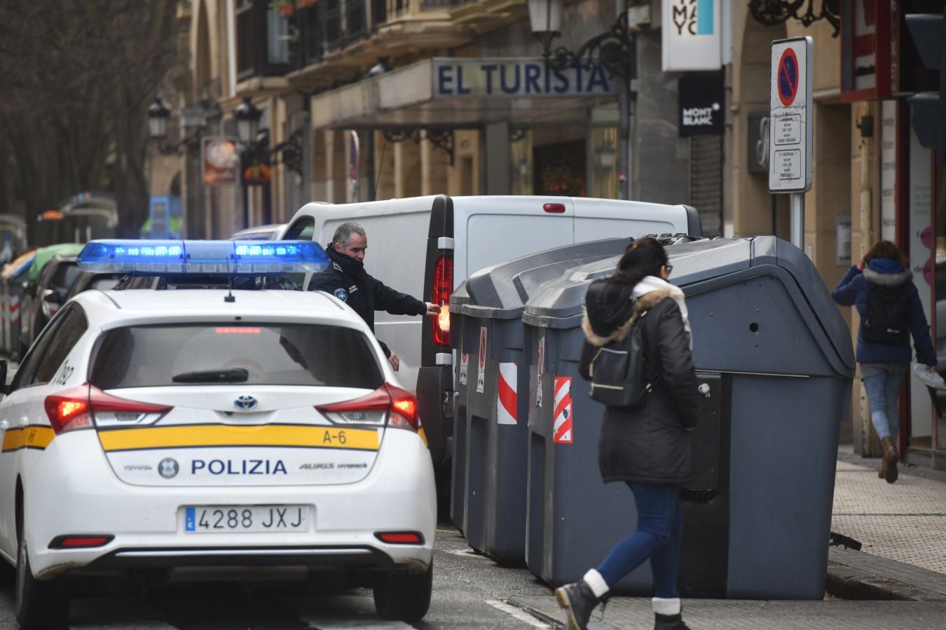 El temporal continúa azotando la costa, con fuerte oleaje y rachas de viento muy potentes que han alcanzado los 128 kilómetros por hora en zonas costeras, lo que han provocado afecciones.