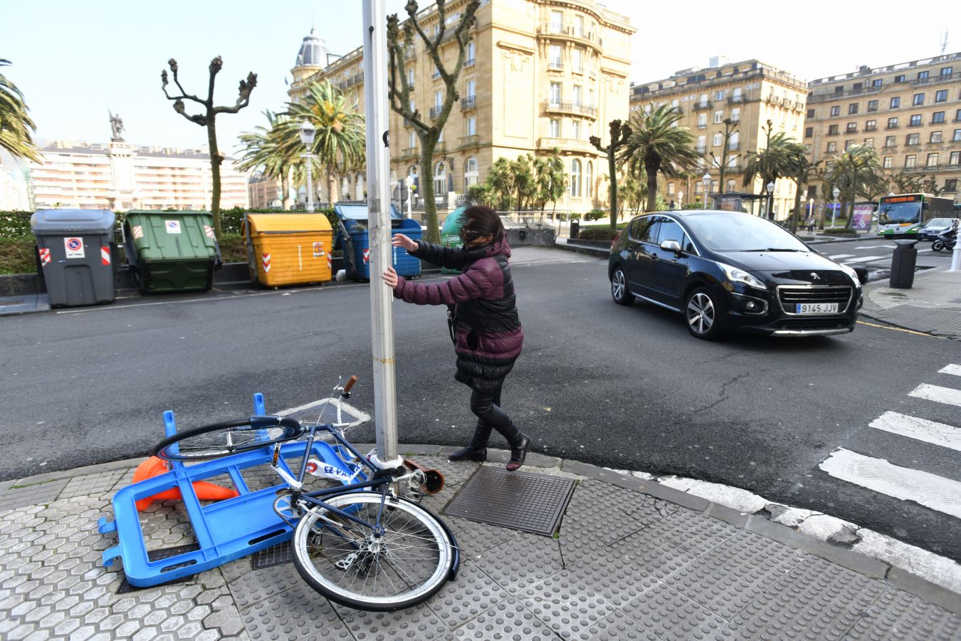 El temporal continúa azotando la costa, con fuerte oleaje y rachas de viento muy potentes que han alcanzado los 128 kilómetros por hora en zonas costeras, lo que han provocado afecciones.