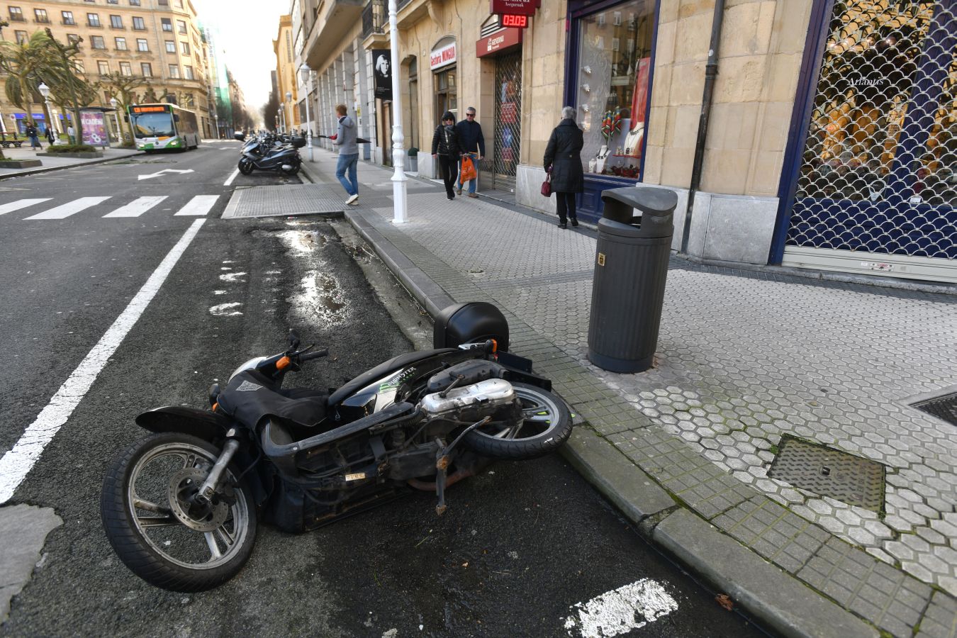 El temporal continúa azotando la costa, con fuerte oleaje y rachas de viento muy potentes que han alcanzado los 128 kilómetros por hora en zonas costeras, lo que han provocado afecciones.