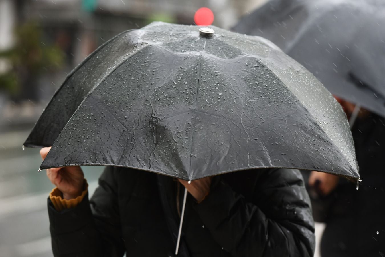El temporal continúa azotando la costa, con fuerte oleaje y rachas de viento muy potentes que han alcanzado los 128 kilómetros por hora en zonas costeras, lo que han provocado afecciones.