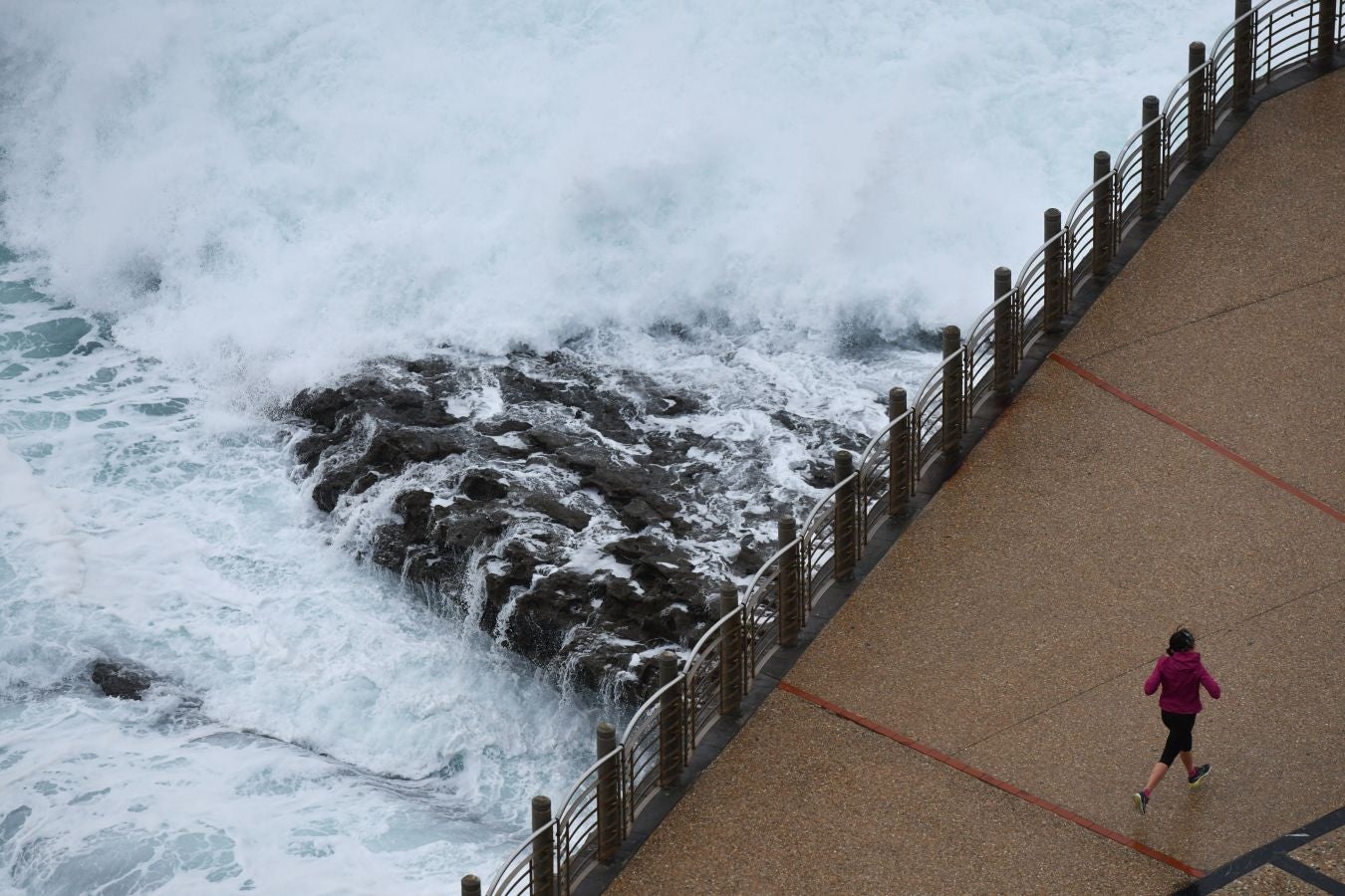 El temporal continúa azotando la costa, con fuerte oleaje y rachas de viento muy potentes que han alcanzado los 128 kilómetros por hora en zonas costeras, lo que han provocado afecciones.