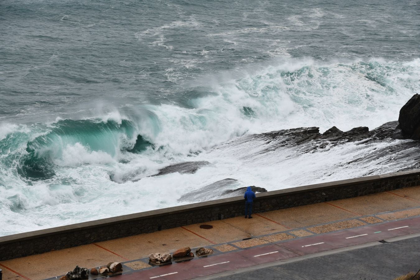 El temporal continúa azotando la costa, con fuerte oleaje y rachas de viento muy potentes que han alcanzado los 128 kilómetros por hora en zonas costeras, lo que han provocado afecciones.