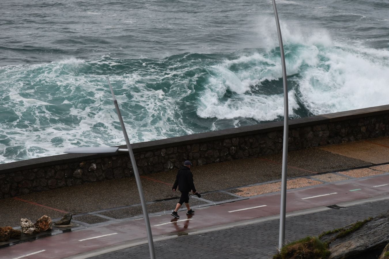 El temporal continúa azotando la costa, con fuerte oleaje y rachas de viento muy potentes que han alcanzado los 128 kilómetros por hora en zonas costeras, lo que han provocado afecciones.