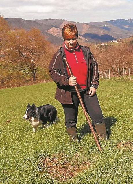 Imagen - Nerea Garitagoitia junto a su perro en la zona de pasto de su ganado.