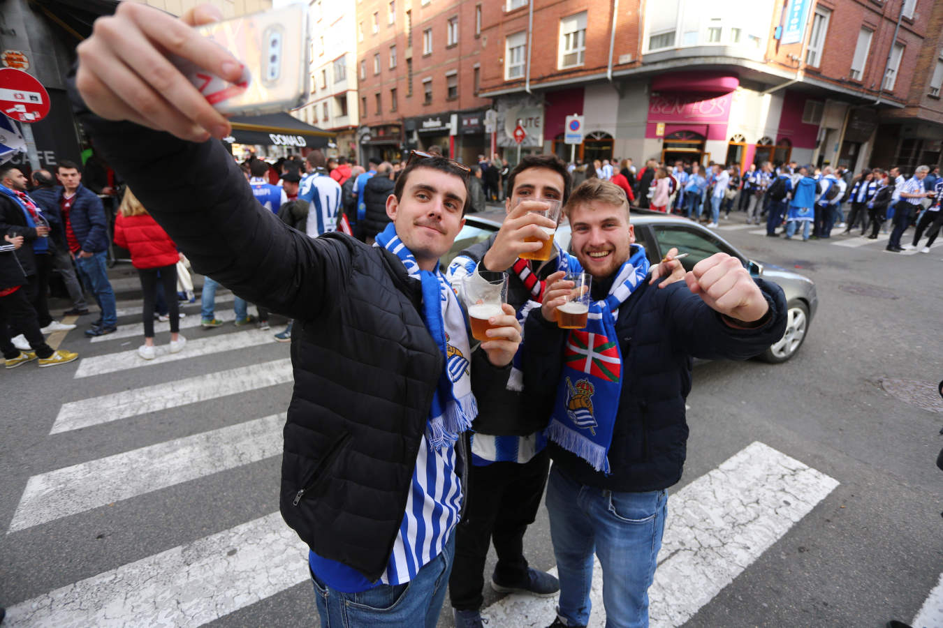 La afición de la Real Sociedad disfruta en las calles de la localidad burgalesa antes del Mirandés-Real.