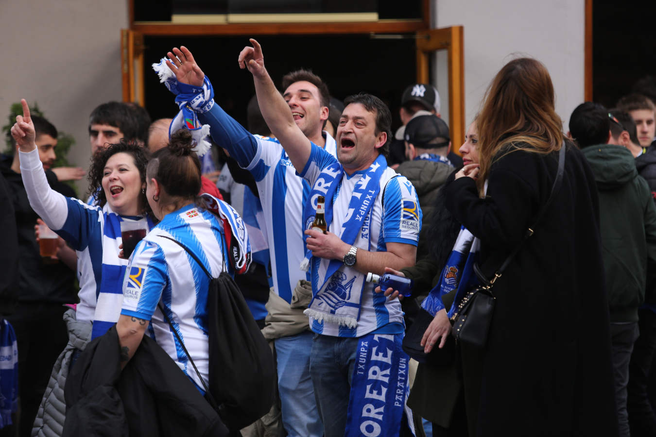 La afición de la Real Sociedad disfruta en las calles de la localidad burgalesa antes del Mirandés-Real.