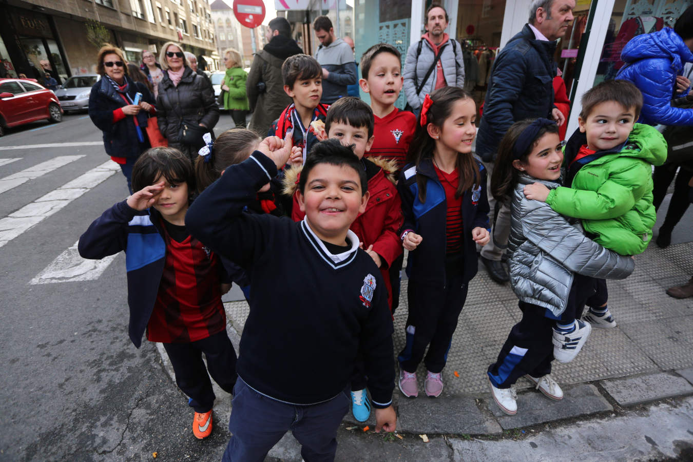 La afición de la Real Sociedad disfruta en las calles de la localidad burgalesa antes del Mirandés-Real.