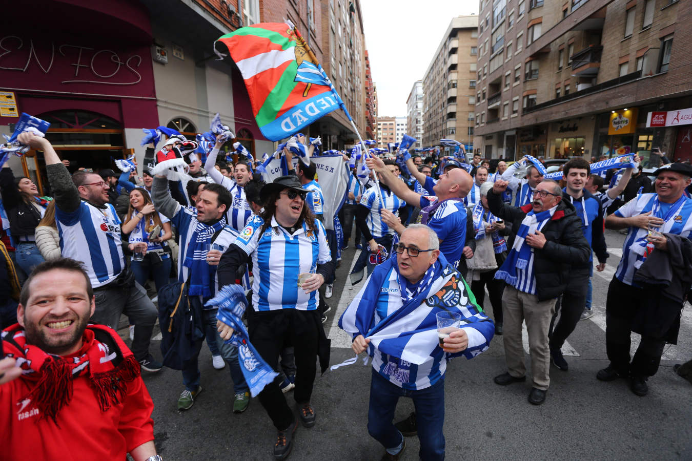 La afición de la Real Sociedad disfruta en las calles de la localidad burgalesa antes del Mirandés-Real.