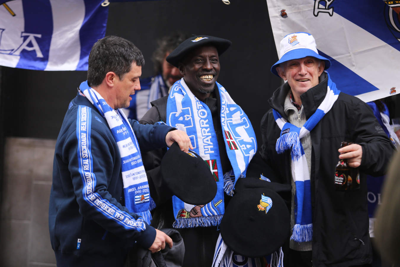 La afición de la Real Sociedad disfruta en las calles de la localidad burgalesa antes del Mirandés-Real.