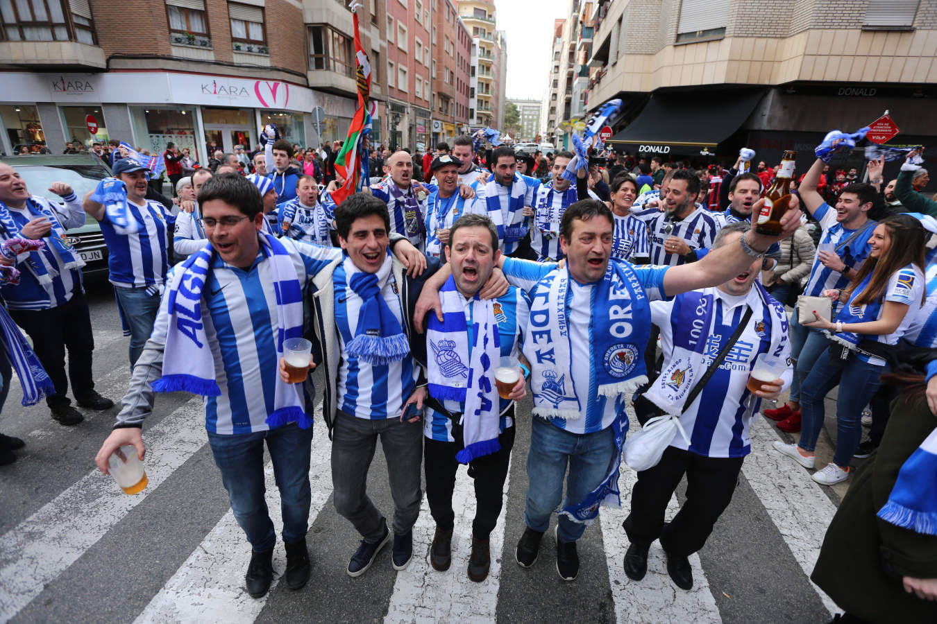 La afición de la Real Sociedad disfruta en las calles de la localidad burgalesa antes del Mirandés-Real.