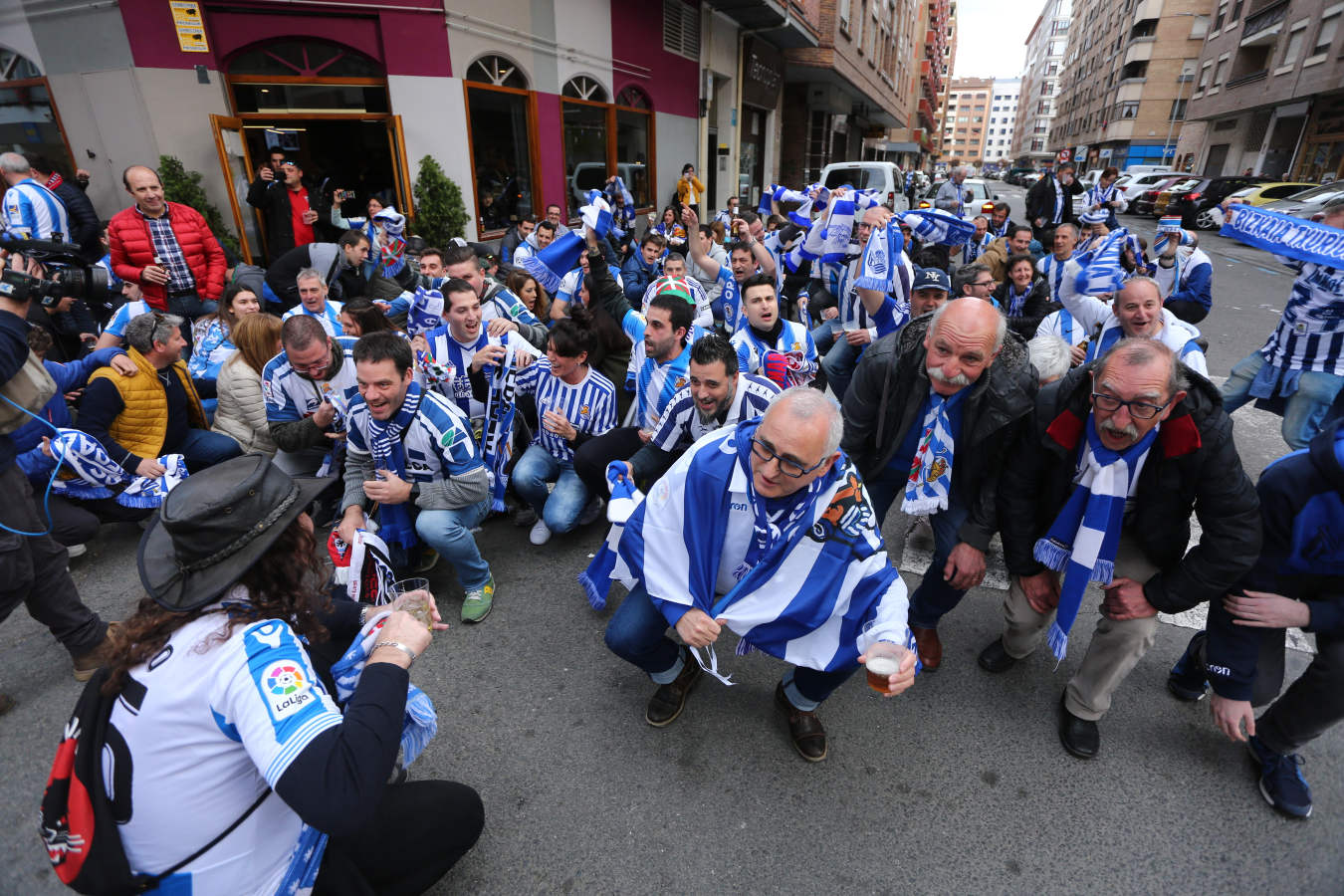 La afición de la Real Sociedad disfruta en las calles de la localidad burgalesa antes del Mirandés-Real.