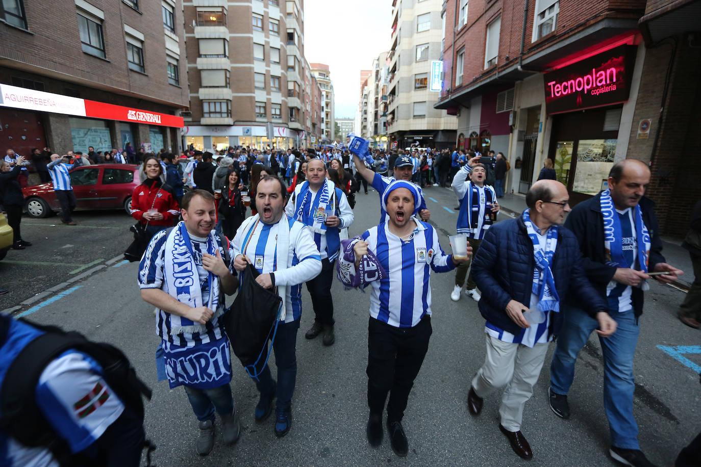 La afición de la Real Sociedad disfruta en las calles de la localidad burgalesa antes del Mirandés-Real.