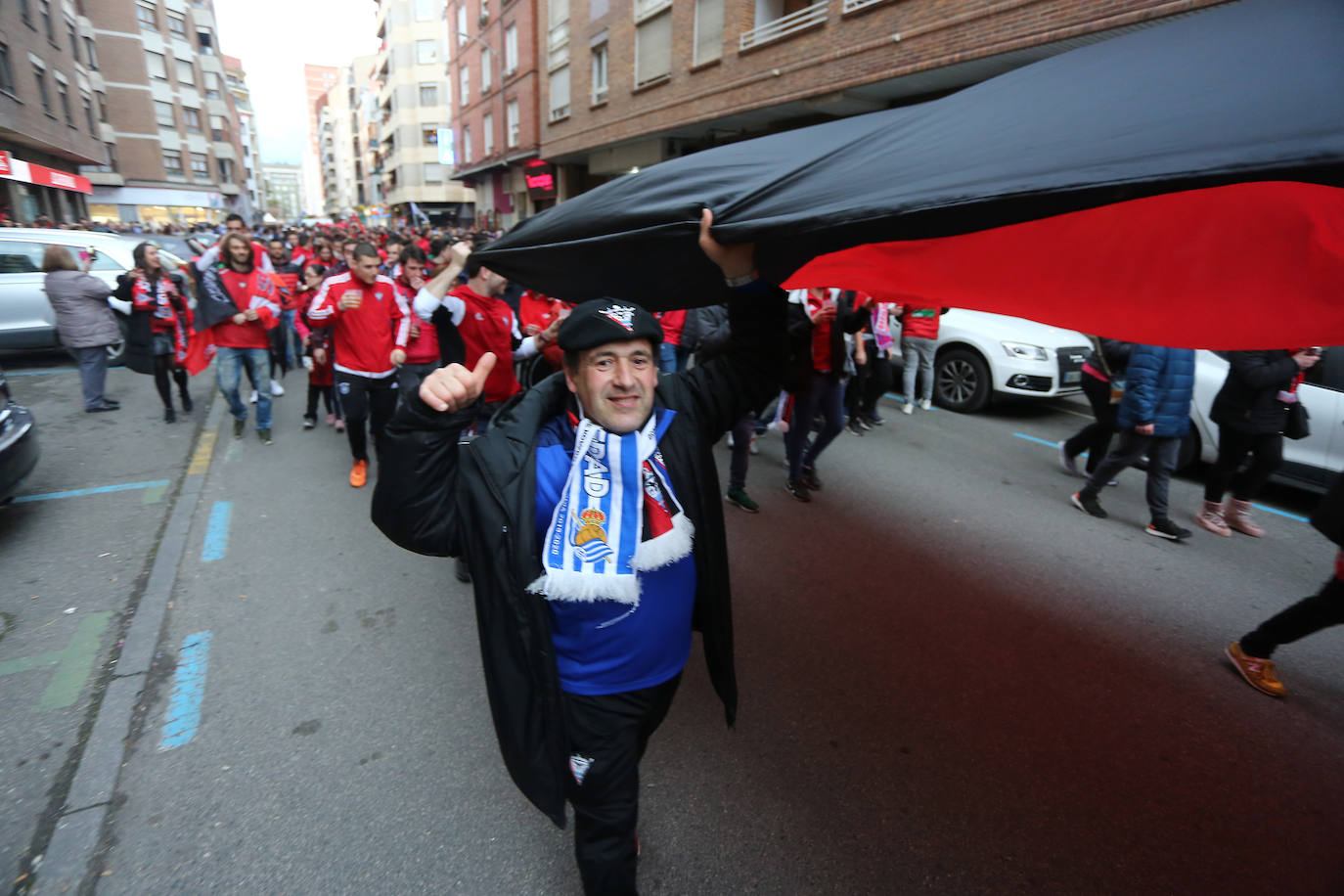 La afición de la Real Sociedad disfruta en las calles de la localidad burgalesa antes del Mirandés-Real.