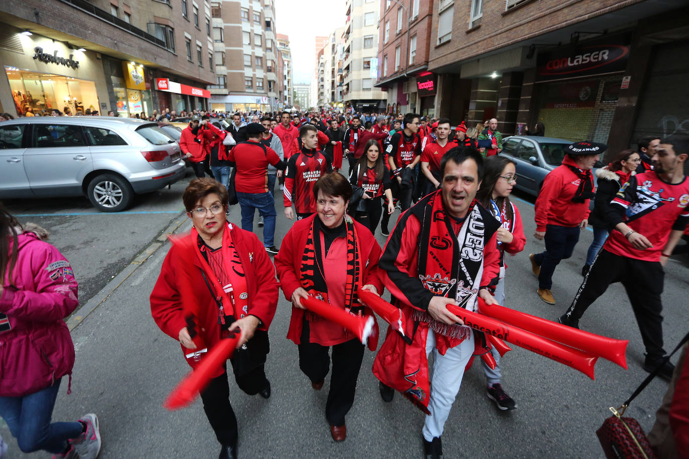 La afición de la Real Sociedad disfruta en las calles de la localidad burgalesa antes del Mirandés-Real.