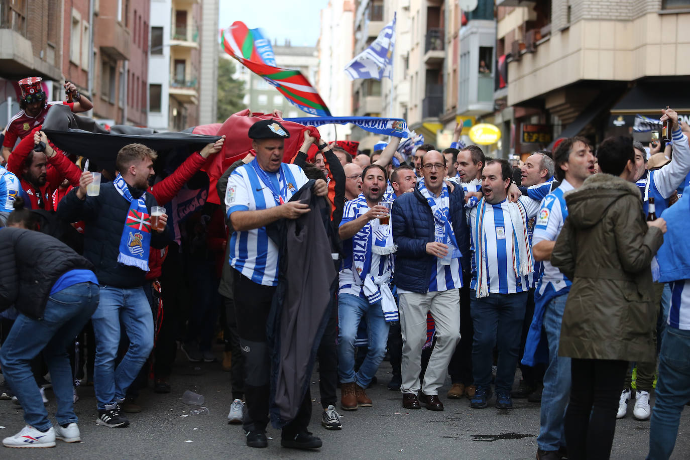 La afición de la Real Sociedad disfruta en las calles de la localidad burgalesa antes del Mirandés-Real.