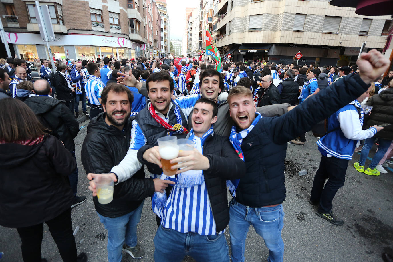 La afición de la Real Sociedad disfruta en las calles de la localidad burgalesa antes del Mirandés-Real.