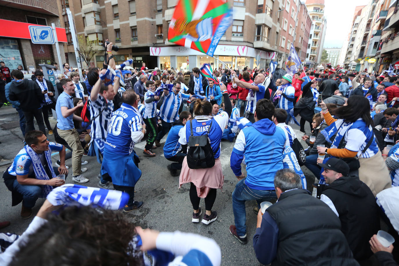 La afición de la Real Sociedad disfruta en las calles de la localidad burgalesa antes del Mirandés-Real.