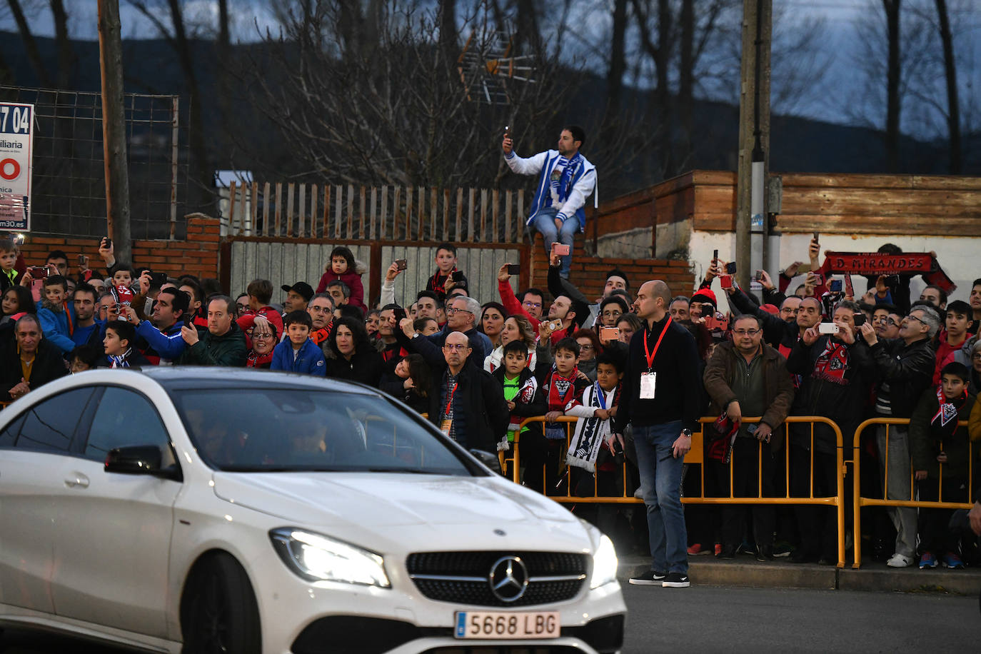 La afición de la Real Sociedad disfruta en las calles de la localidad burgalesa antes del Mirandés-Real.