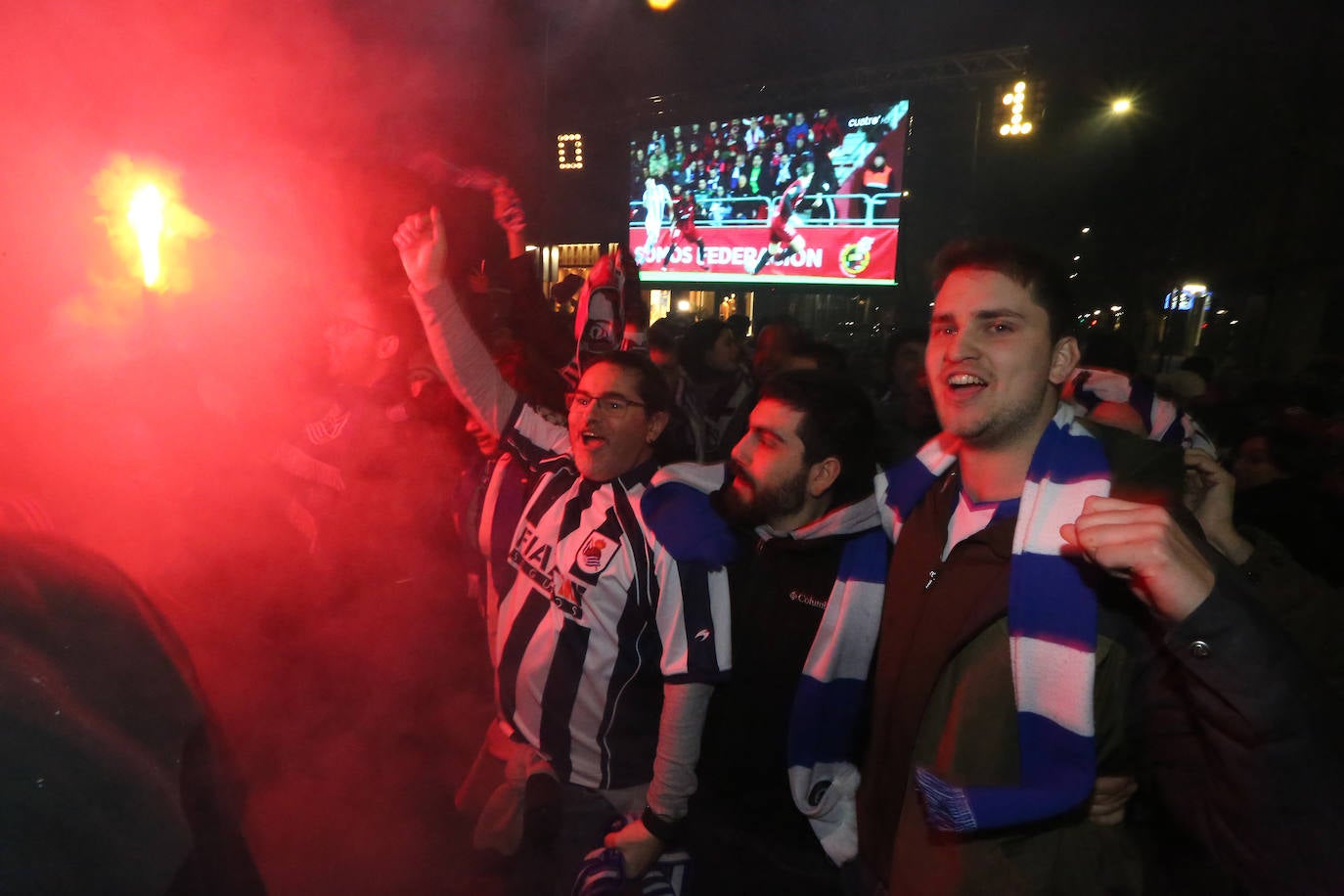 La afición de la Real Sociedad disfruta en las calles de la localidad burgalesa antes del Mirandés-Real.