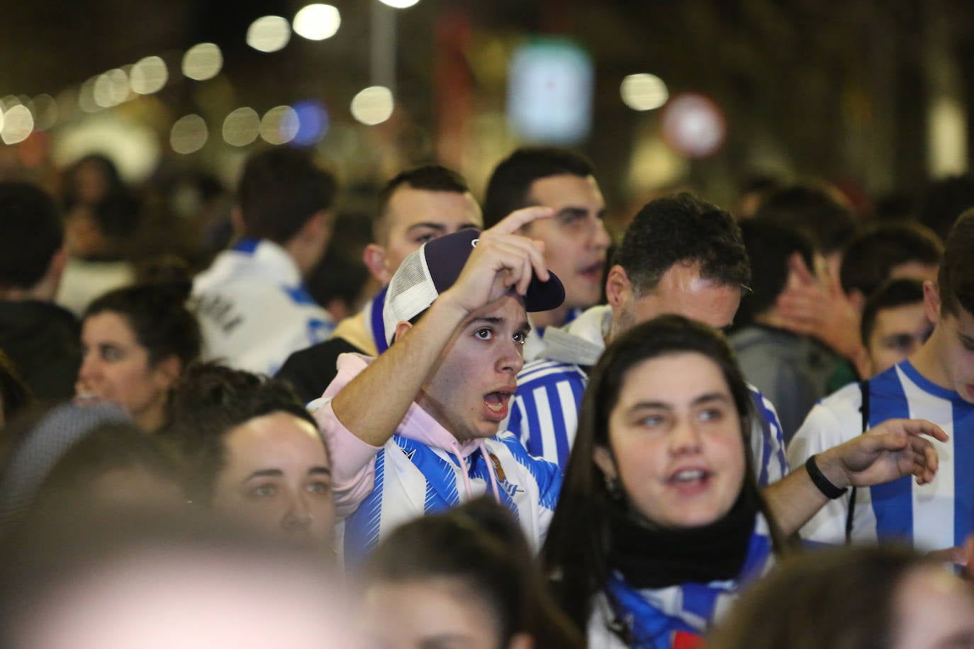 La afición de la Real Sociedad disfruta en las calles de la localidad burgalesa antes del Mirandés-Real.