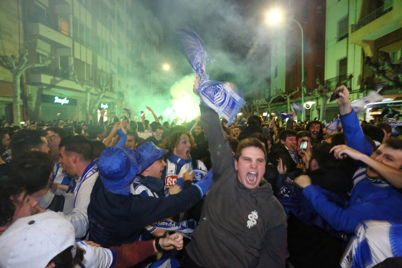 La afición de la Real Sociedad disfruta en las calles de la localidad burgalesa antes del Mirandés-Real.