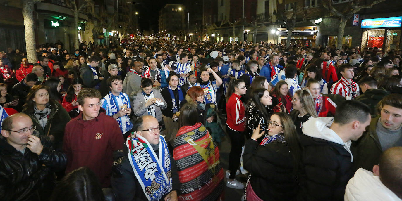 La afición de la Real Sociedad disfruta en las calles de la localidad burgalesa antes del Mirandés-Real.