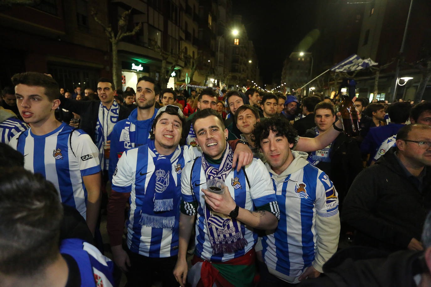 La afición de la Real Sociedad disfruta en las calles de la localidad burgalesa antes del Mirandés-Real.