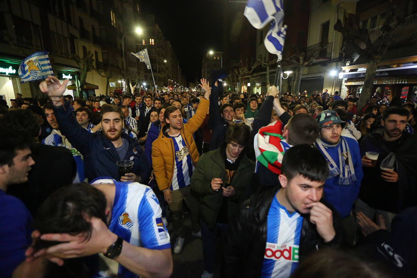 La afición de la Real Sociedad disfruta en las calles de la localidad burgalesa antes del Mirandés-Real.