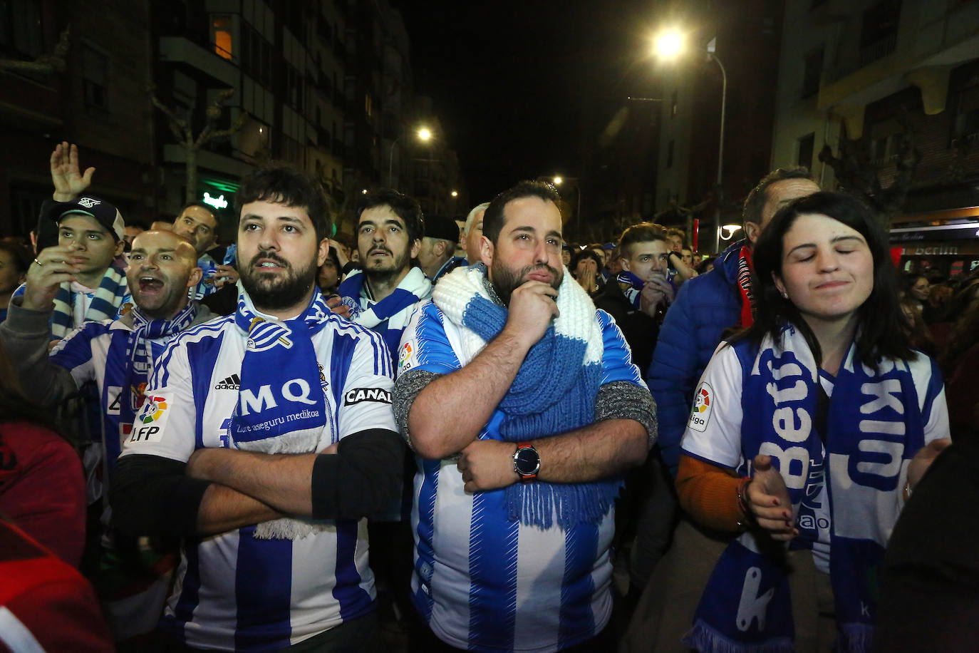 La afición de la Real Sociedad disfruta en las calles de la localidad burgalesa antes del Mirandés-Real.