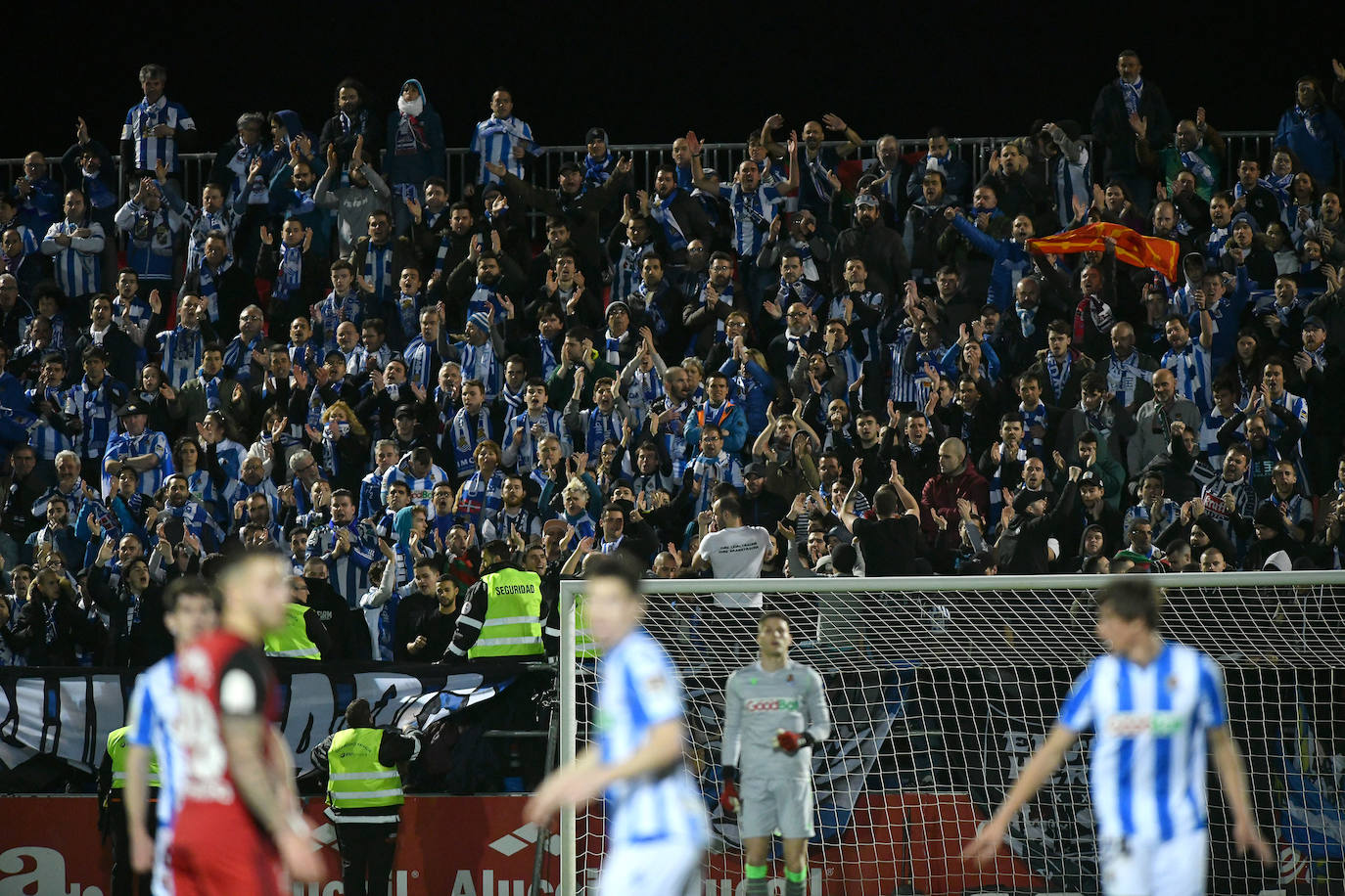 La afición de la Real Sociedad disfruta en las calles de la localidad burgalesa antes del Mirandés-Real.