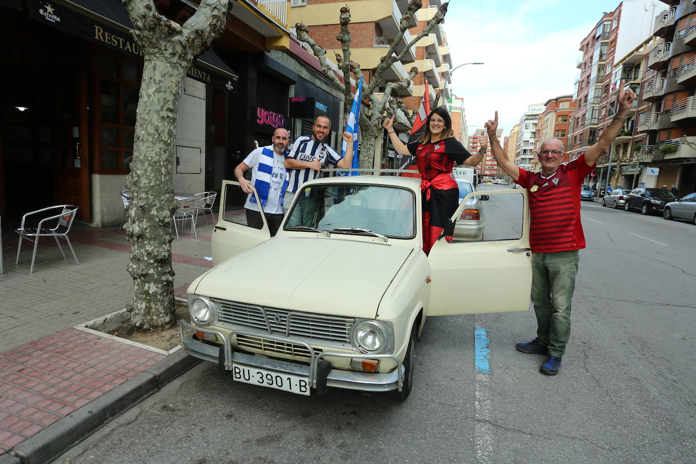 La afición de la Real Sociedad disfruta en las calles de la localidad burgalesa antes del Mirandés-Real.