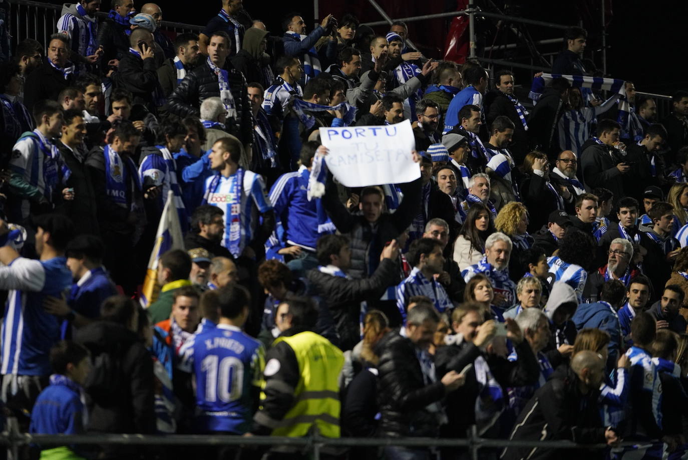 La afición de la Real Sociedad disfruta en las calles de la localidad burgalesa antes del Mirandés-Real.