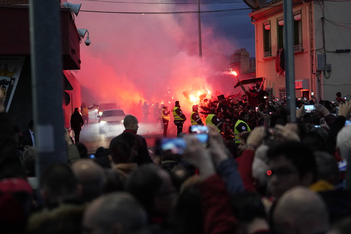 La afición de la Real Sociedad disfruta en las calles de la localidad burgalesa antes del Mirandés-Real.