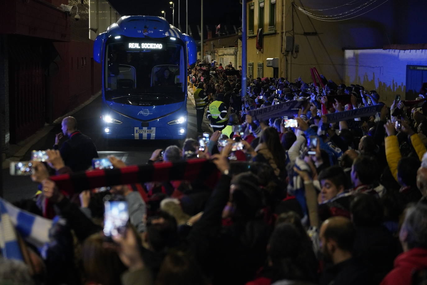 La afición de la Real Sociedad disfruta en las calles de la localidad burgalesa antes del Mirandés-Real.