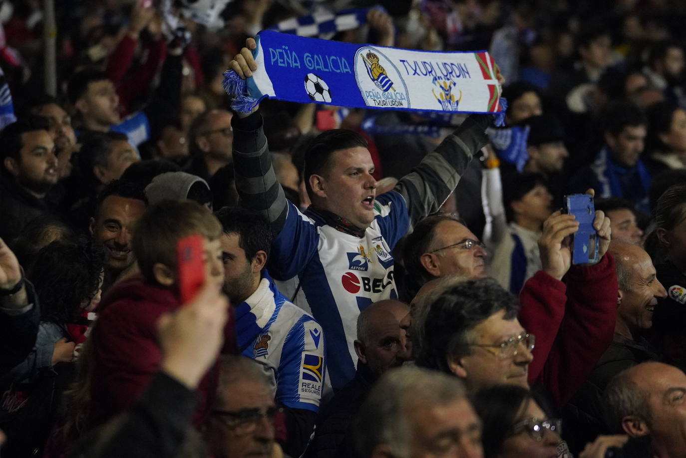 La afición de la Real Sociedad disfruta en las calles de la localidad burgalesa antes del Mirandés-Real.