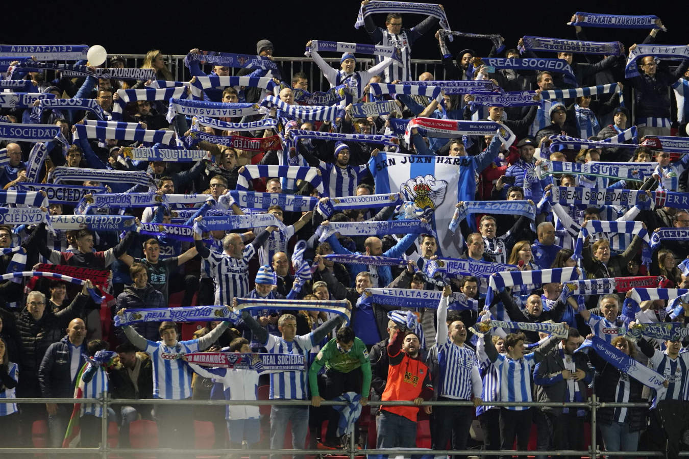 Así han celebrado los jugadores de la Real Sociedad y la afición la victoria que les permitirá jugar 32 años después una final de Copa del Rey