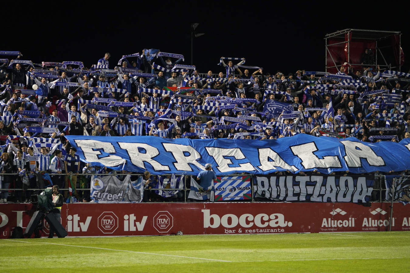 Así han celebrado los jugadores de la Real Sociedad y la afición la victoria que les permitirá jugar 32 años después una final de Copa del Rey