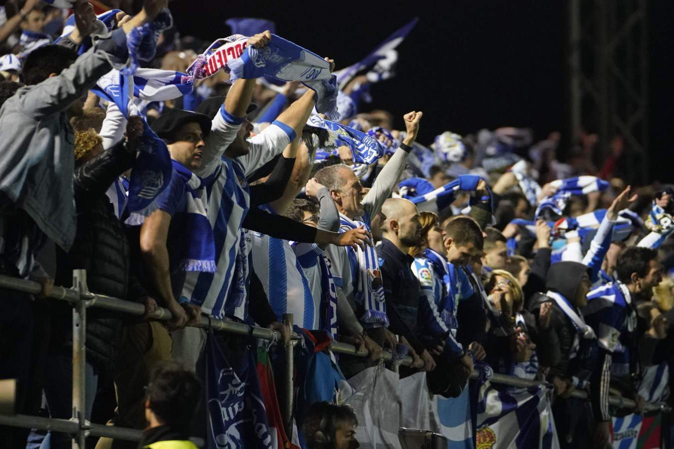 Así han celebrado los jugadores de la Real Sociedad y la afición la victoria que les permitirá jugar 32 años después una final de Copa del Rey