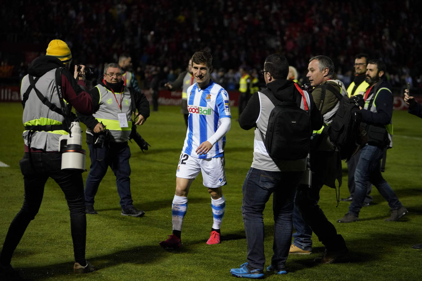 Así han celebrado los jugadores de la Real Sociedad y la afición la victoria que les permitirá jugar 32 años después una final de Copa del Rey