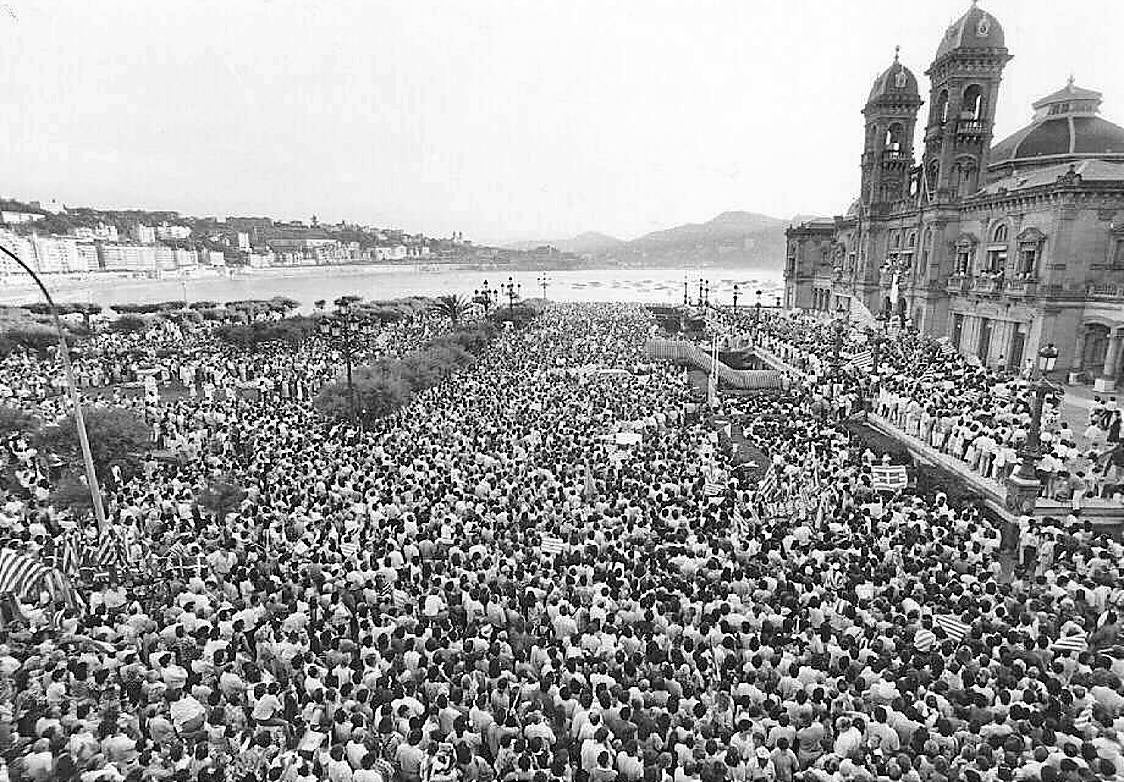 Alderdi Eder lleno a rebosar en el recibimiento a los jugadores.